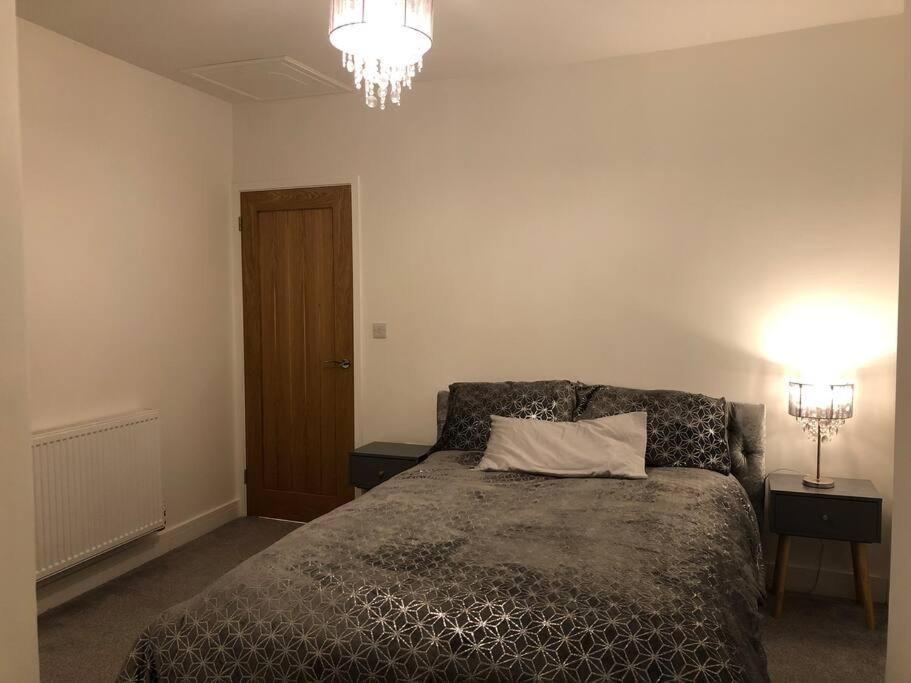 The Villas, Newly Refurbished Modern Home - Free Parking, Prime, Netflix バッキンガム エクステリア 写真