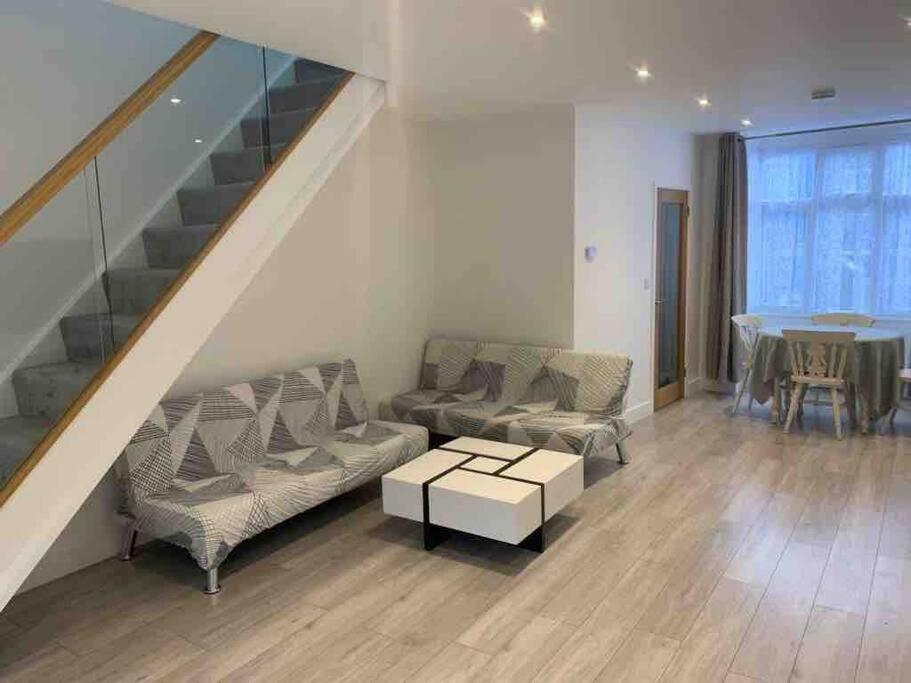 The Villas, Newly Refurbished Modern Home - Free Parking, Prime, Netflix バッキンガム エクステリア 写真